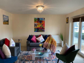Exquisite Modern Homely 2 Bed Apartment with On-street Parking, Super Fast WIFI & 5 mins drive to Science & Business Parks